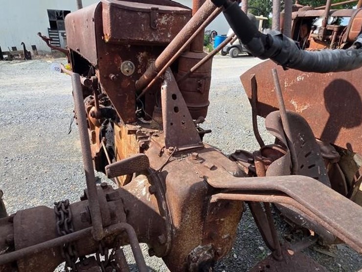 silver-king-tractor-(not-running)-105-image-21