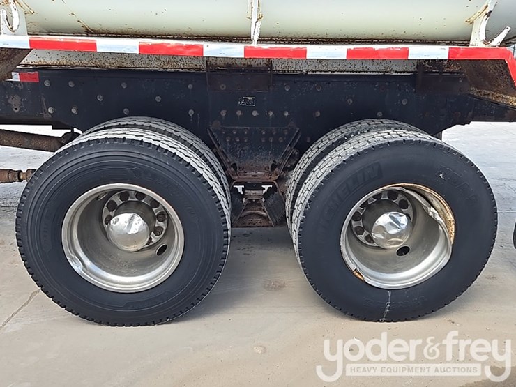2005-peterbilt-357-image-11