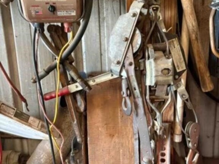 contents-of-ne-wall---assort.-of-tools-image-5