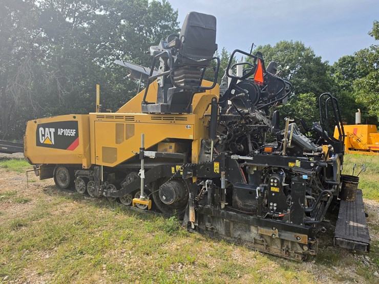 caterpillar-ap-1055f-image-3