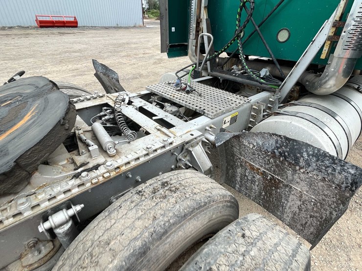 #114-•-2011-mack-semi-tractor-(has-wi-title)-(denmark,-wi)-image-40