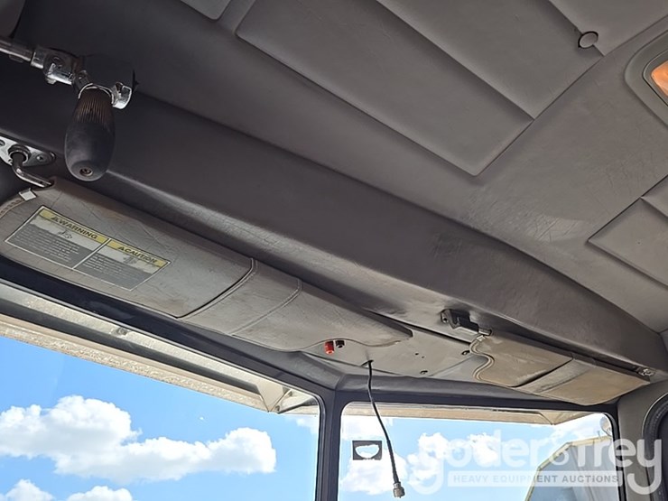 2012-peterbilt-348-image-85