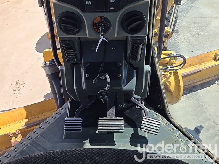2016-caterpillar-140m3-awd-image-68