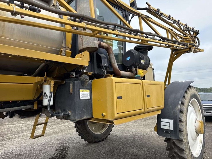 ag-chem-rogator-864-self-propelled-row-crop-spraye-image-13