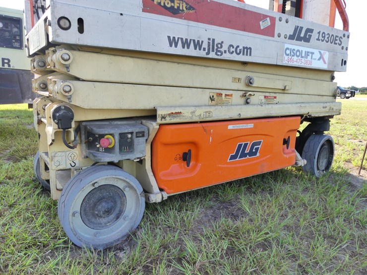 jlg-scissor-lift-image-6