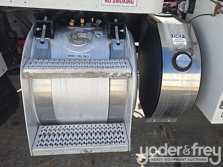 2012-peterbilt-348-image-30