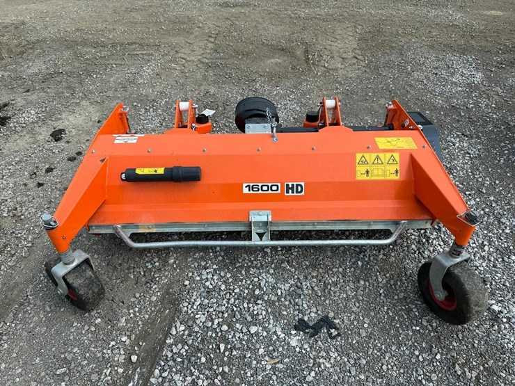 2016-kubota-f2680-image-3
