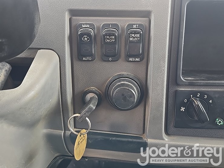 2018-peterbilt-348-image-73