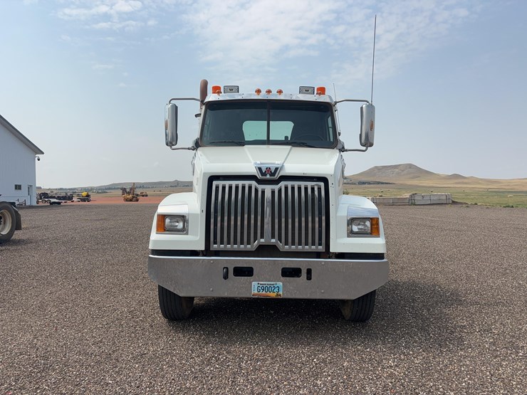 2015-western-star-w4700-semi-image-2