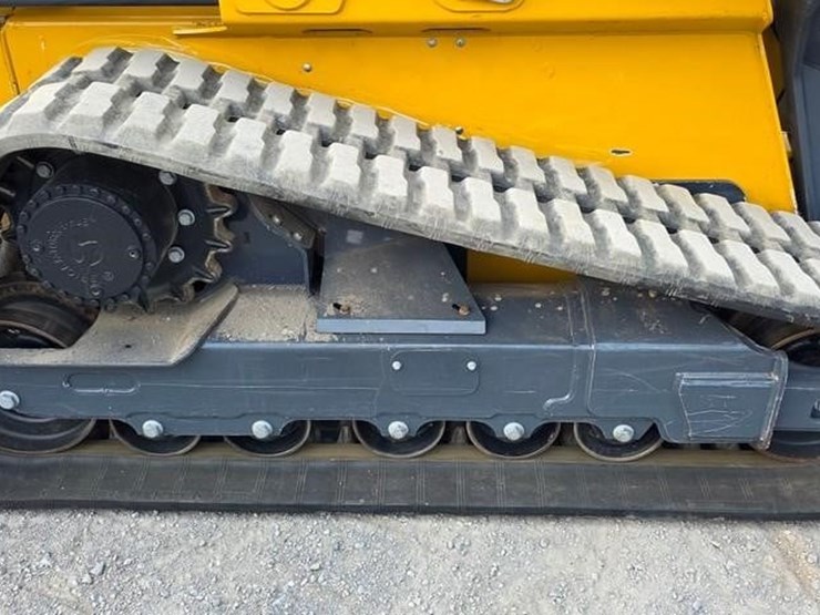 2025-deere-335-p-tier-image-11
