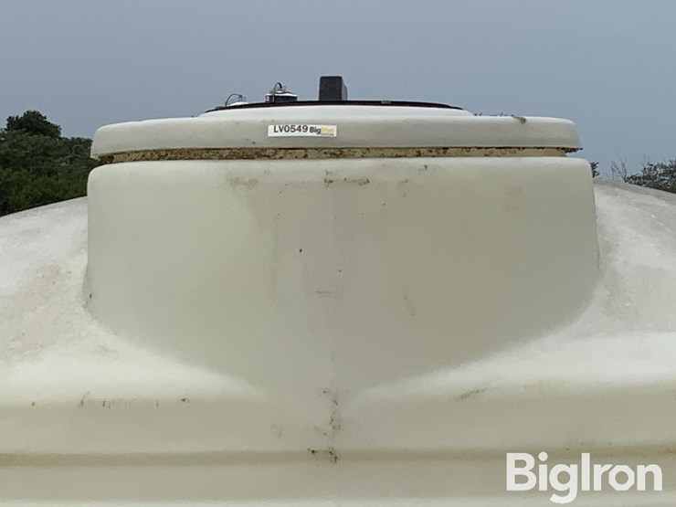 1200-gal-vertical-poly-liquid-tank-image-13