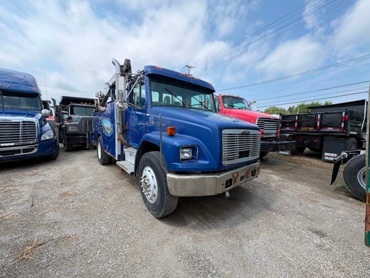 2002-freightliner-fl80-image-3