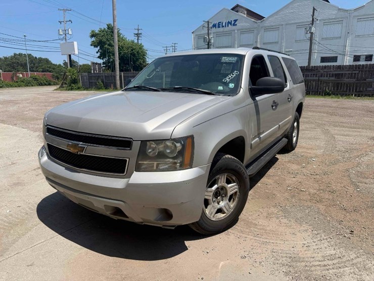 2007-chevrolet-suburban-image-3