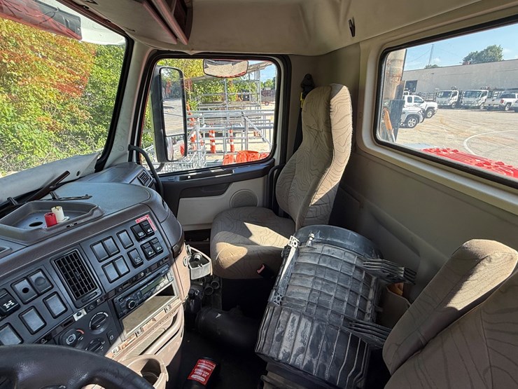 #125-•-2013-volvo-vnl64t-day-cab-(has-wi-title)-(new-berlin,-wi)-image-27