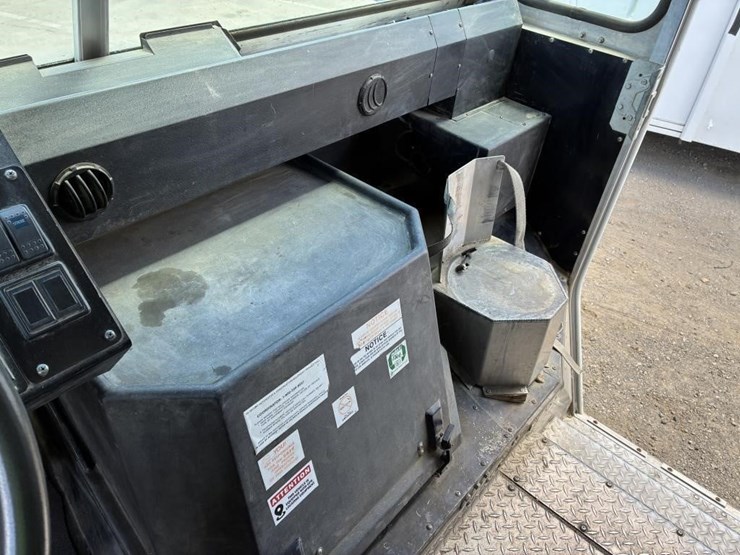 2001-workhorse-p42-image-24