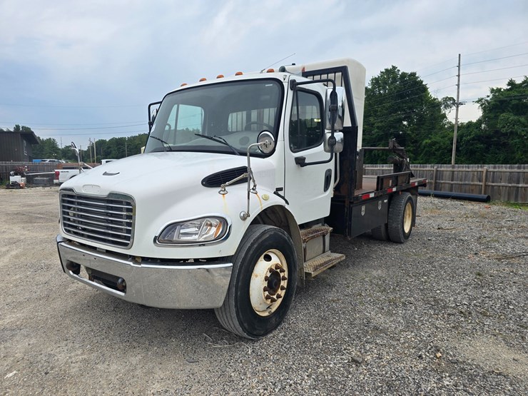 2006-freightliner-m2-106-image-2