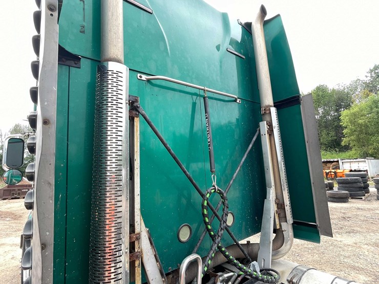 #114-•-2011-mack-semi-tractor-(has-wi-title)-(denmark,-wi)-image-23