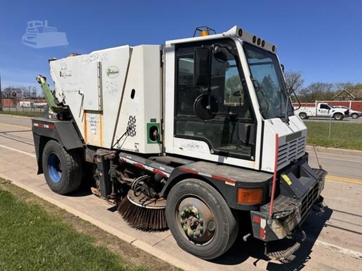 global-m4-mechanical-street-sweeper-image-2