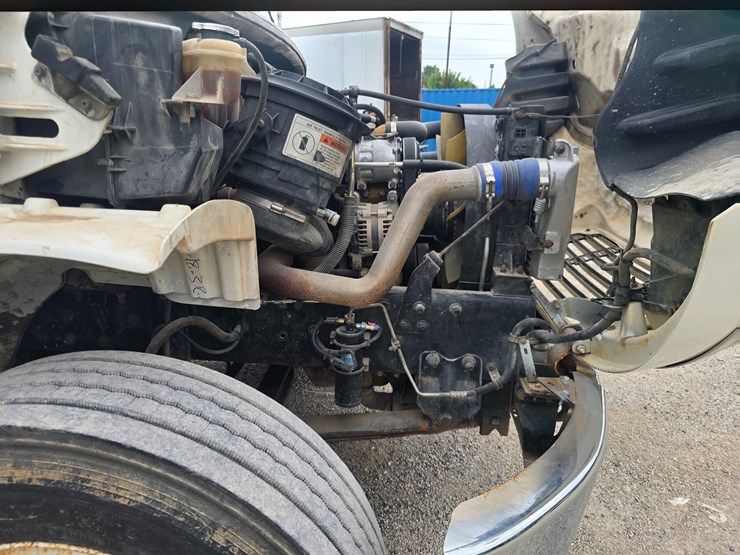 2006-freightliner-m2-106-image-32
