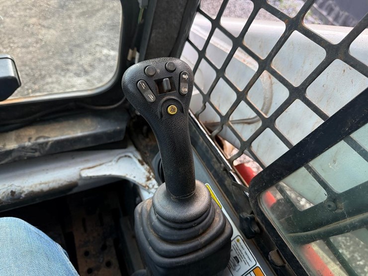 2008-bobcat-t300-image-20