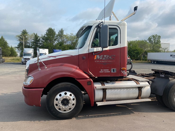 #119-•-2004-freightliner-day-cab-semi-tractor-(has-wi-title)-(eau-claire,-wi)-image-9