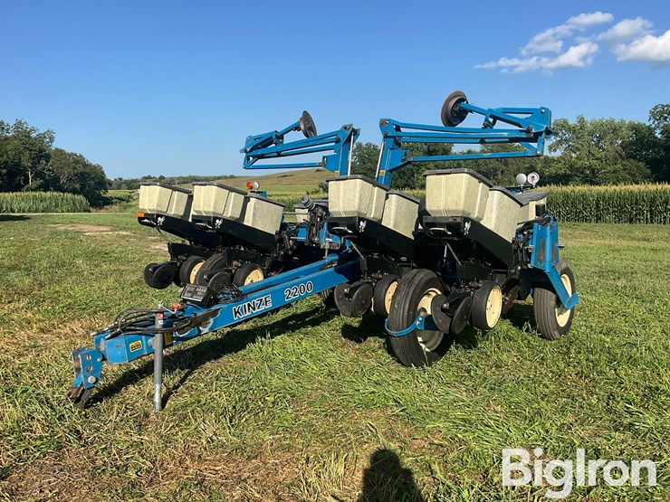 1993-kinze-2200-image-1