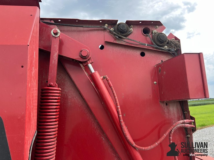 new-holland-br770-image-11