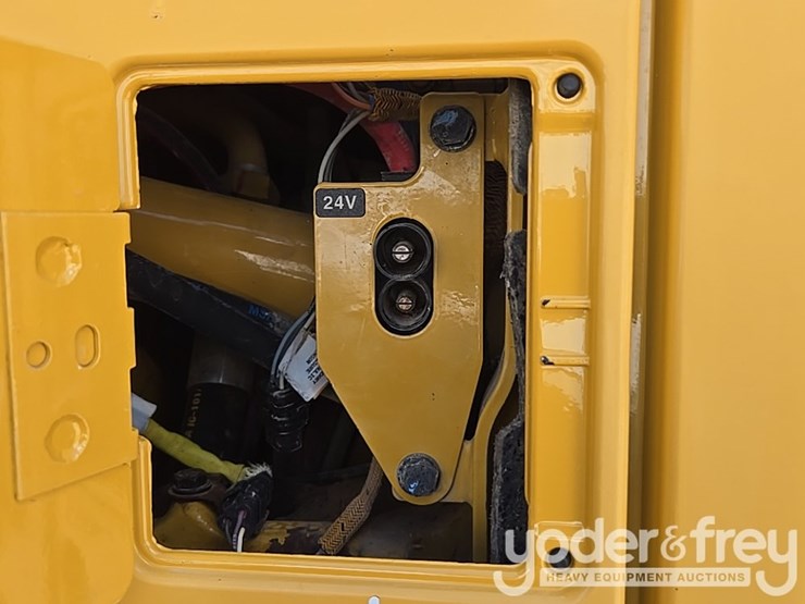 2016-caterpillar-140m3-awd-image-45