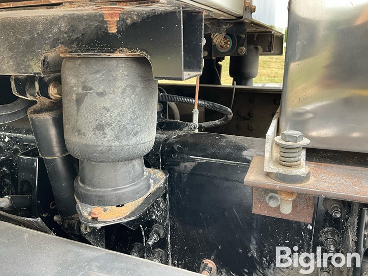 2015-mack-granite-gu713-image-12
