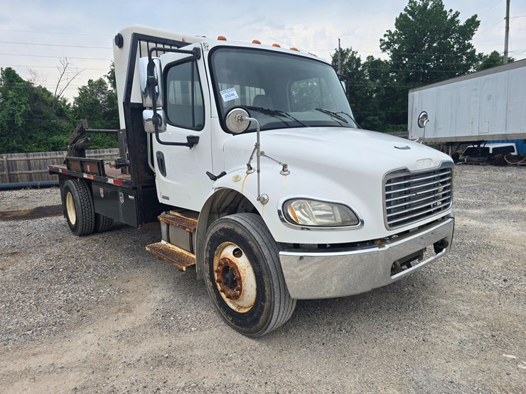 2006-freightliner-m2-106-image-20