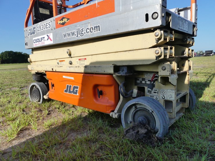 jlg-scissor-lift-image-5