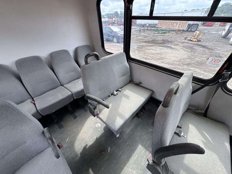 2010-chevrolet-express-g4500-image-25