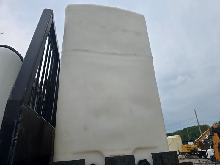 2006-freightliner-m2-106-image-59