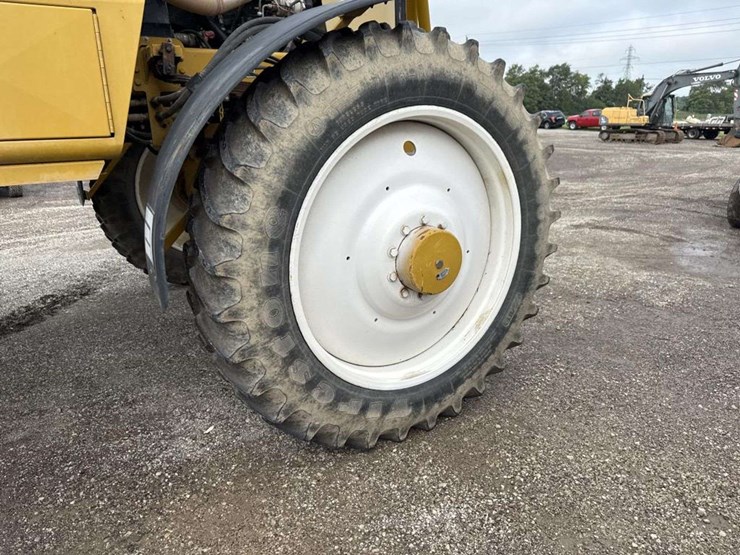ag-chem-rogator-864-self-propelled-row-crop-spraye-image-9