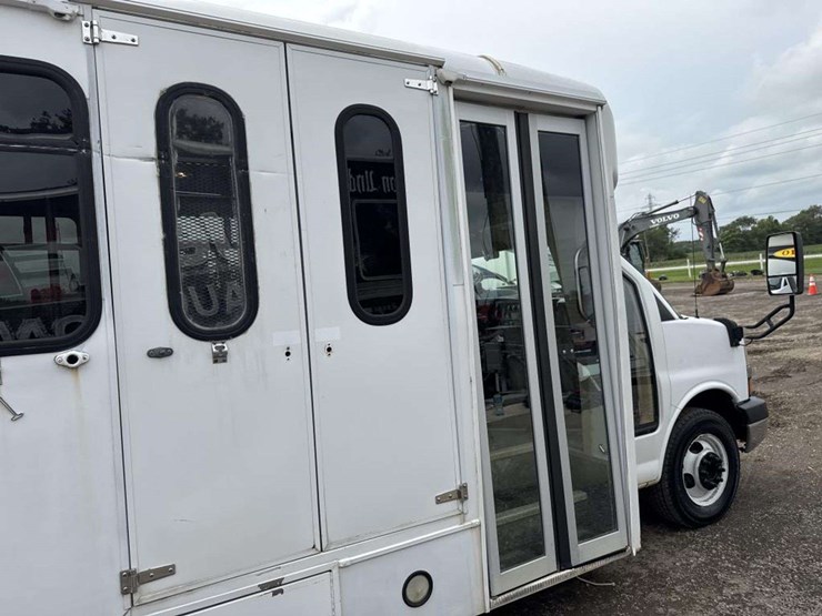 2010-chevrolet-express-g4500-image-19