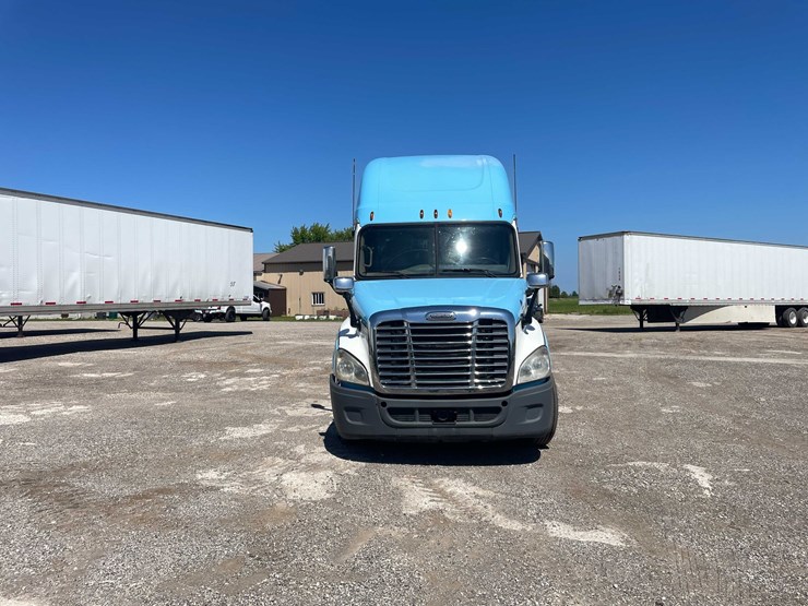 #111-•-2013-freightliner-semi-tractor-(has-wi-title)-(denmark,-wi)-image-2