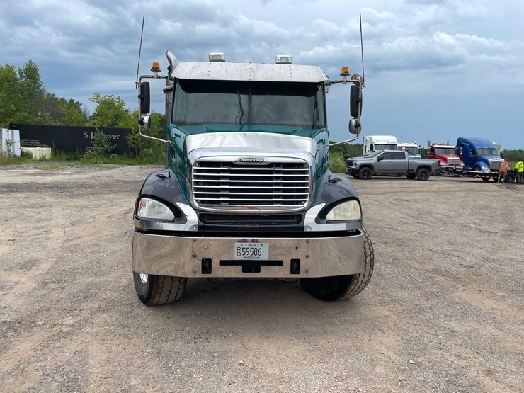 #142-•-2005-freightliner-dump-truck-(title-in-delay)-(denmark,-wi)-image-2