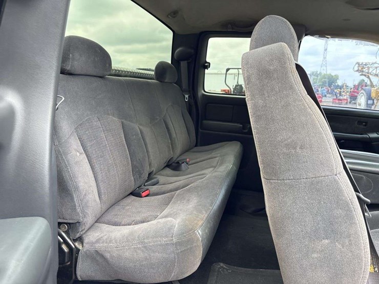 2001-chevrolet-silverado-2500hd-image-15