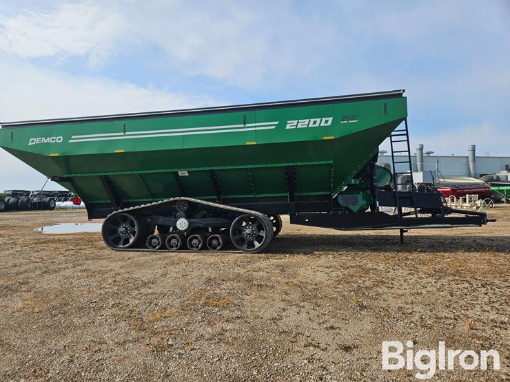 2022-demco-2200-grain-cart-image-4