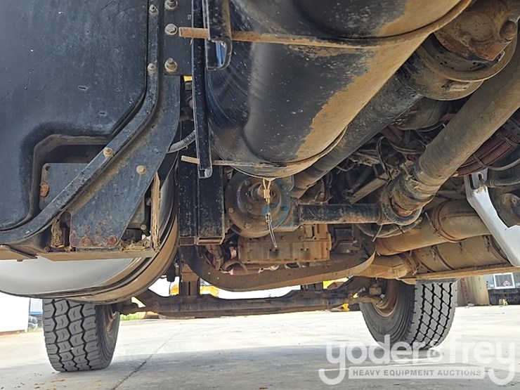 2014-peterbilt-348-image-22