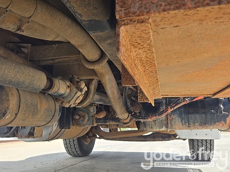 2014-peterbilt-348-image-28