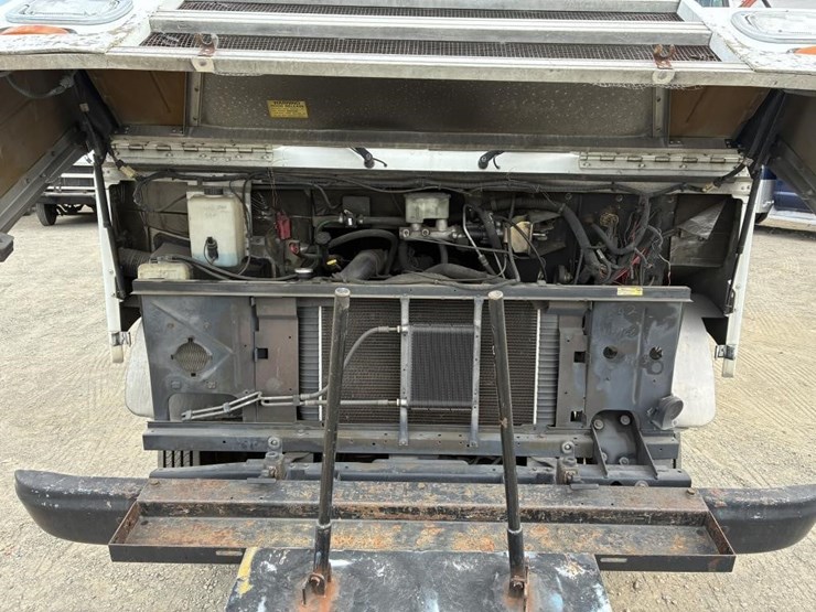 2002-workhorse-p42-image-9