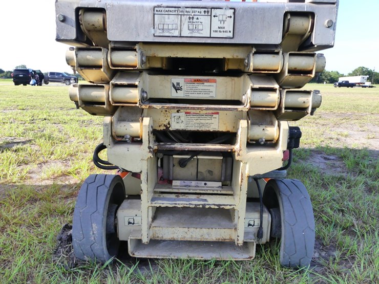 jlg-scissor-lift-image-7