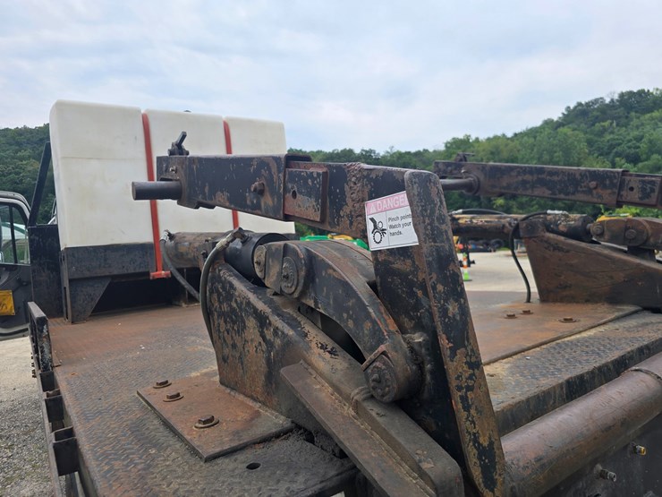 2006-freightliner-m2-106-image-68