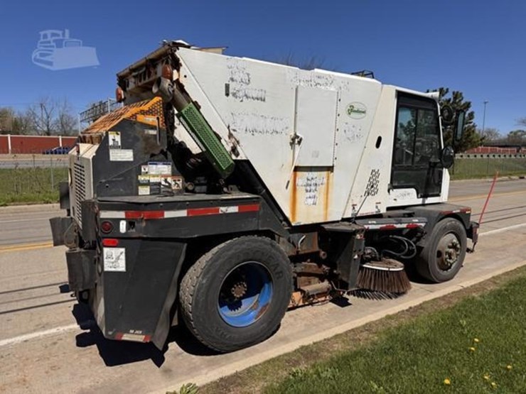 global-m4-mechanical-street-sweeper-image-4