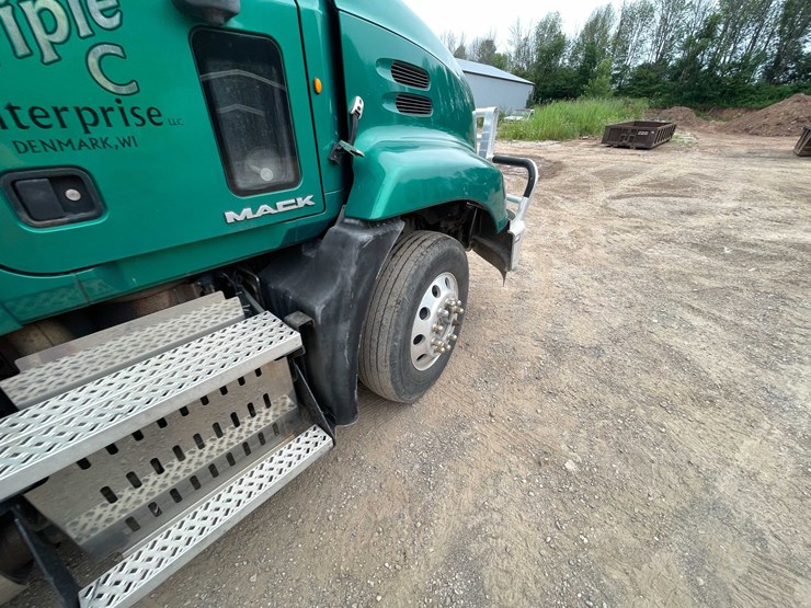 #114-•-2011-mack-semi-tractor-(has-wi-title)-(denmark,-wi)-image-53