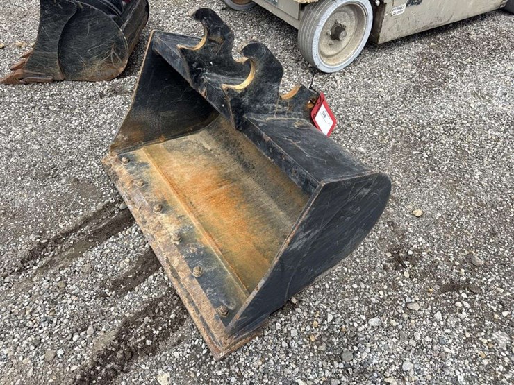 36in-smooth-mini-excavator-bucket-image-1