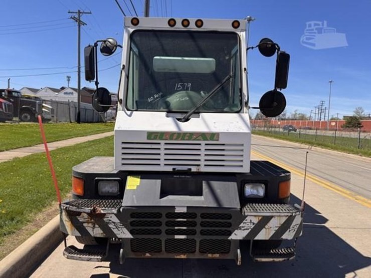 global-m4-mechanical-street-sweeper-image-3