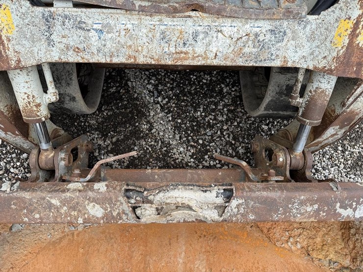 2011-takeuchi-tl240-image-10