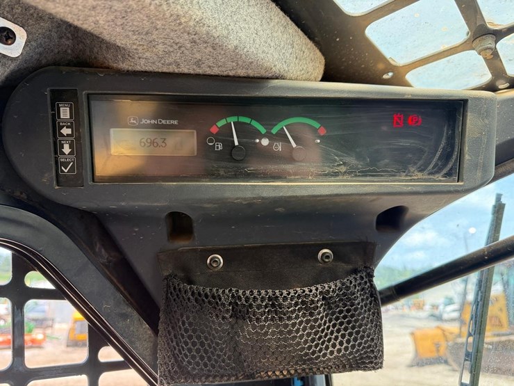 2021-deere-317g-image-23